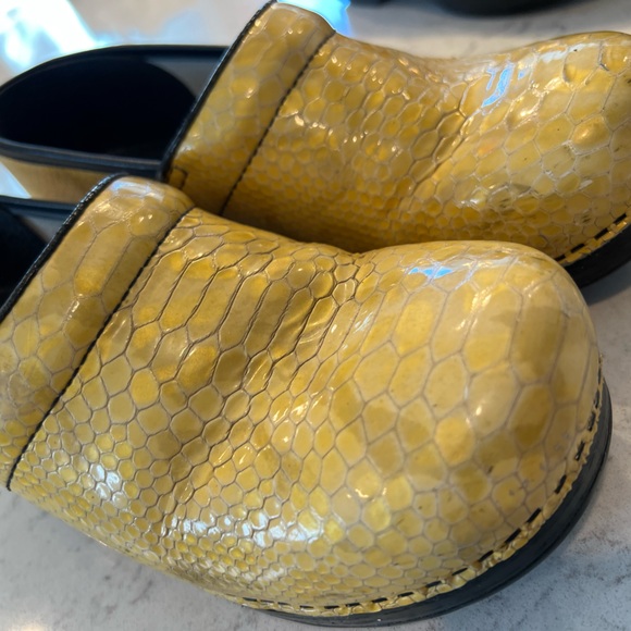 Dansko professional patent yellow snakeskin clogs size 40 - Picture 9 of 10